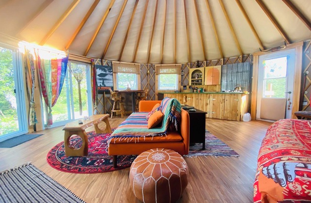 Sky high yurt with amazing view of the river