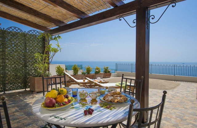 SKYLINE - BEST VIEW AND RELAXING PLACE by Sosòre Holiday Homes