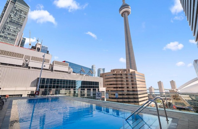 Skyline Royale Penthouse - Downtown Toronto - CN Tower View, Balcony, Pool, Hot Tub
