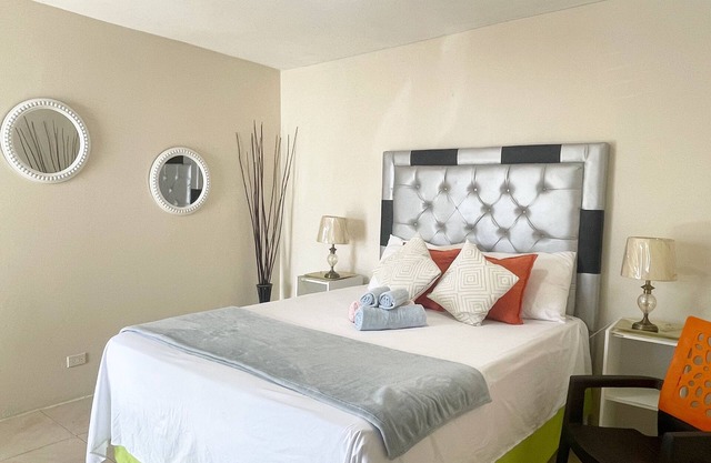 Skyline Suites, A/C 15 mins from Airport