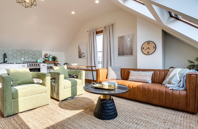 Skyline View Condo, Best downtown spot, Park FREE!