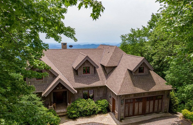 Skytop Retreat - Spectacular 50 mile Views! Pet friendly, hot tub, arcade