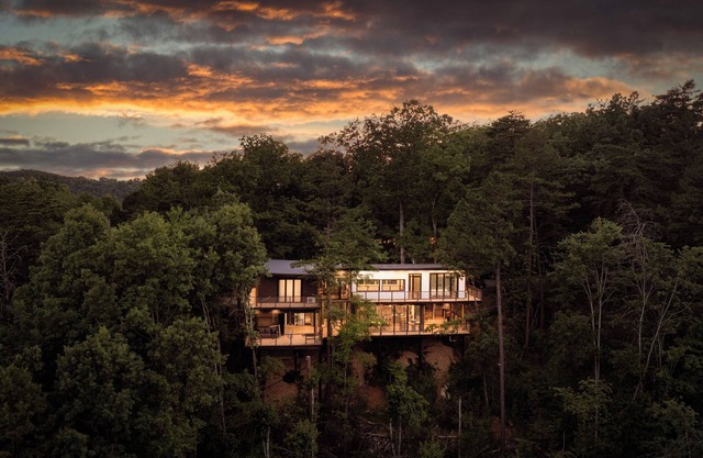 Skyview Treehouse- luxury treehouse with breathtaking views