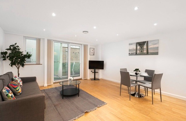 Skyvillion - Cozy 2 Bed Apartment + Balcony in New Barnet