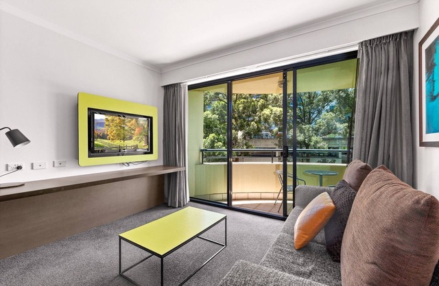 Sleek 1-Bed by Jubilee Park with Pool