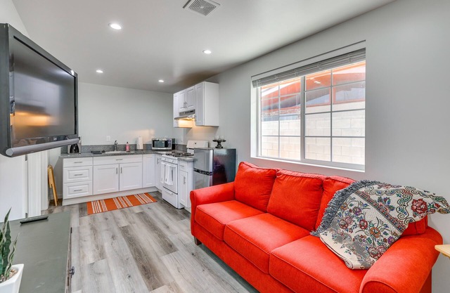 Sleek San Fernando Studio ~ 14 Mi to Universal