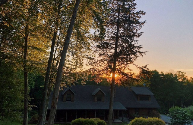 SLEEPS 10, BEAUTIFUL AND QUIET CABIN, ONLY 15 MINUTES FROM MANY WEDDING VENUES.