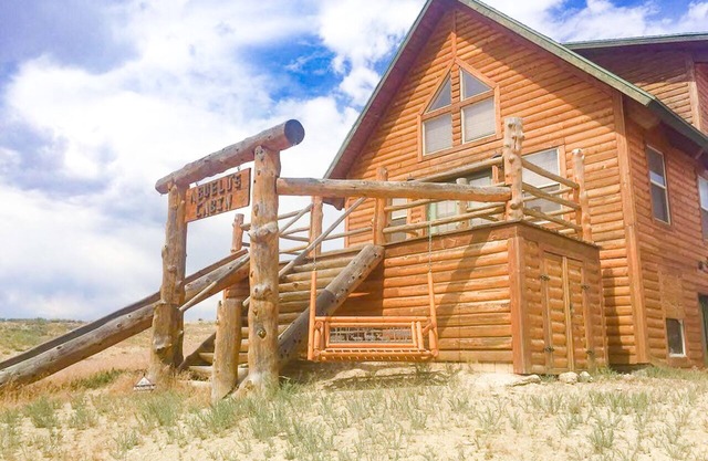 Sleeps 10 Discover serenity in our 3-bedroom cabin near Duchesne