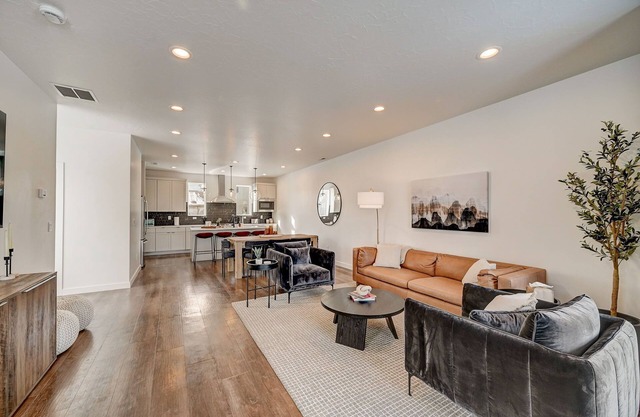 Sleeps 10, fast wi-fi, near Snowbasin - Beautiful, spacious, and charming!