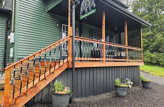 Sleeps 10 in Thomas. Walk to Purple Fiddle Close to Davis &Canaan Dog Friendly