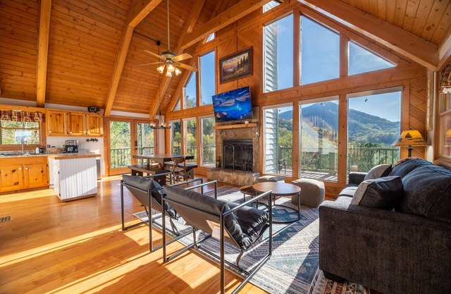 Sleeps 11-Mtn View! Hot tub! Arcade!