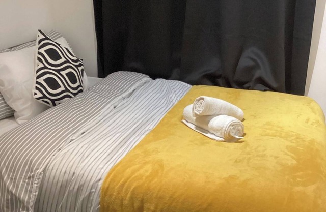 Sleeps 11 -Pets Ok - Private Garden - Free Parking