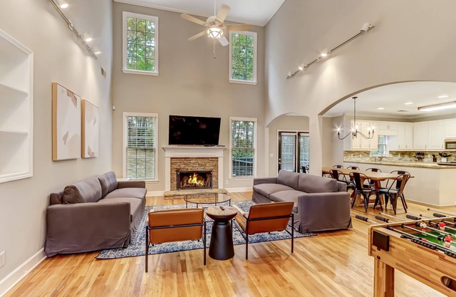 *Sleeps 11* Spacious Suwanee house with home gym