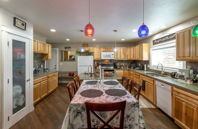 Sleeps 12+ Epic family room, Cool gym! Ideal for Families & Kids!Lots of Parking