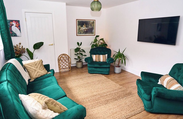 Sleeps 12 | Family + Event Space Near Manchester City Center with Hot Tub