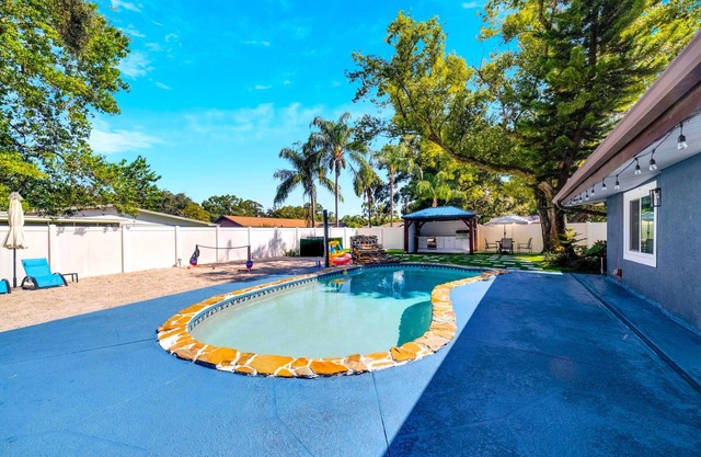 Sleeps 15/Private Beach & Heated pool/mins to Tampa/Bush Gardens/Buccs/Zoo