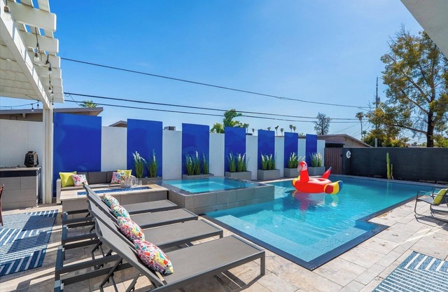 Sleeps 15/Walk to Old Town/Luxury Pool/Spa/Firepit