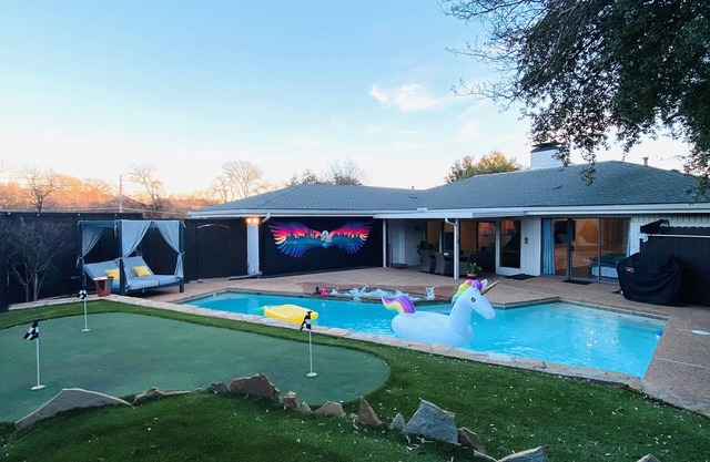Sleeps 18 & Heated Pool & MiniGolf by Uptown Dallas