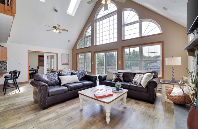 Sleeps 20! 1 Minute Walk To Lake & Pool, Family Reunions & Large Groups Welcomed