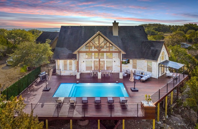 Sleeps 20 - Pool, Fire Pit, Game Room, + Views!