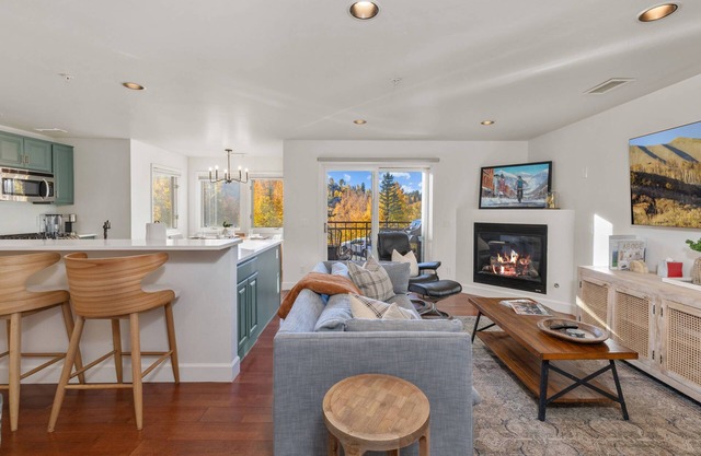 Sleeps 6-Easy Year Round Trail Access - Mountain Views - Fireplace - Garage ~ Outlaw 2A
