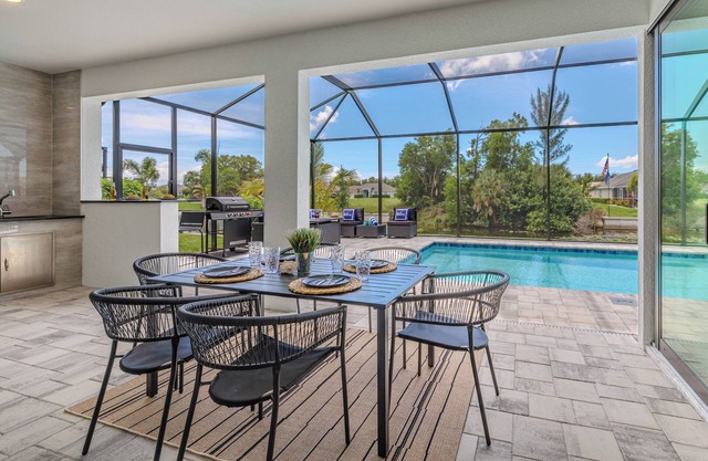 Sleeps 6, Heated pool, Outdoor lounge - Stars Vacation Rentals