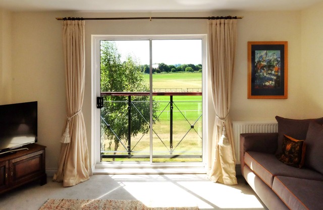 Sleeps 6, Parking, Great View. 3 Bedrooms, 4 beds, easy walk to town centry