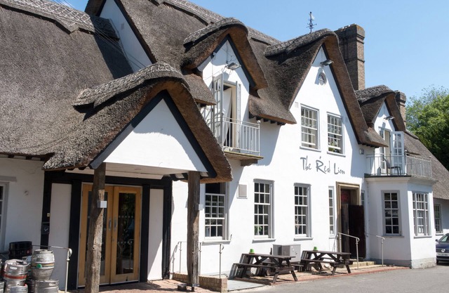 Sleeps 8, 3 doubles & 2 single beds, free carpark,10 minutes drive to Cambridge