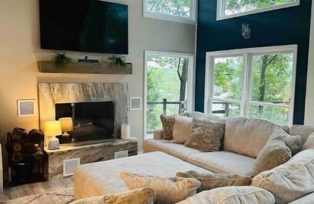 Sleeps 8, Amazing Water views, sunsets, boat dock with swim pad and kayaks,