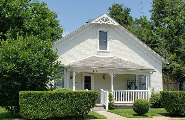 Sleeps 9. Spacious home w/large fenced back yard. Fully-equip kitchen/laundry.