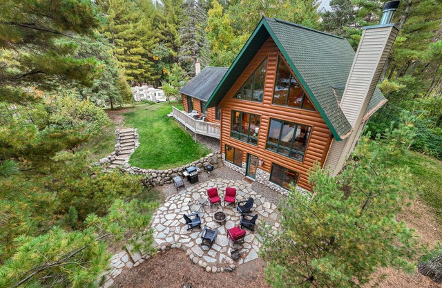 Sleeps up to 14. Stunning and spacious log cabin within 30 min of Brainerd.