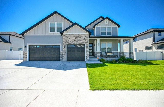 Sleeps up to 16 close to UVU, BYU, Sundance, Utah Lake. Jacuzzi and GAME ROOM!