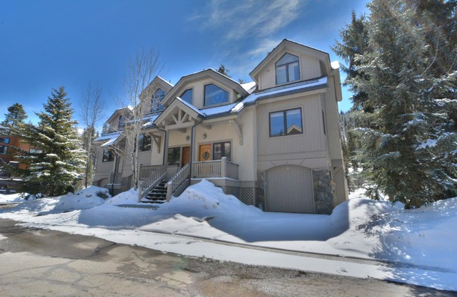 Slopeside 4BR Townhome - Next to Lifts - Private Hot Tub - Garage!