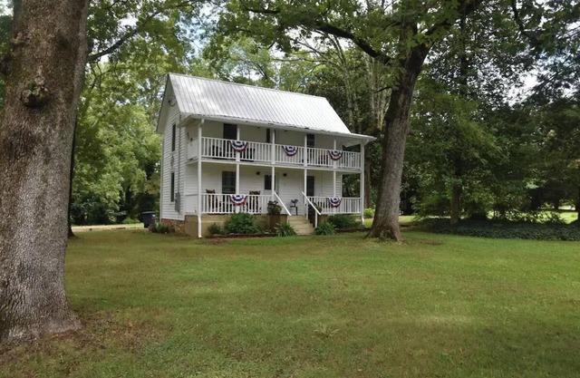 Small 1897 Farm House, super cozy on two acresn