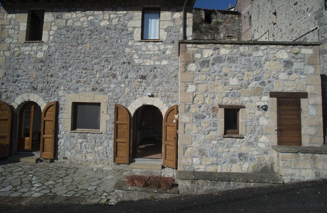 Small building from sky to earth, on three levels with two terraces