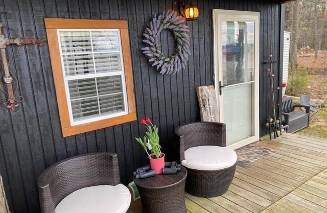 Small cabin right on the lake !