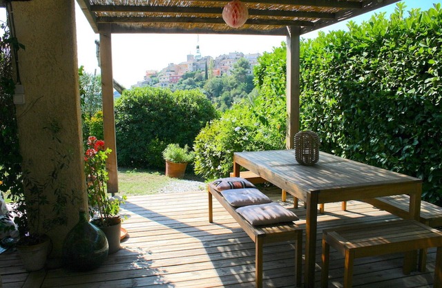 SMALL CHARMING HOUSE 70m2, private garden and swimming pool on the estate