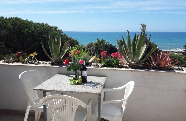 Small cheap holiday apartment by the sea with fantastic sea view