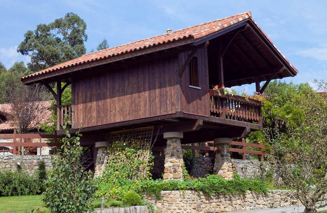 Small cottage with pool near the sea