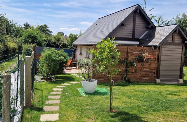 Small house near Rouen parking space + car charging socket