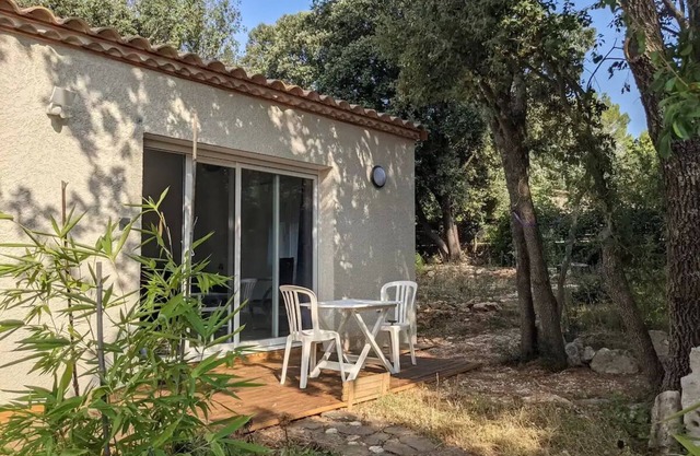Small house with private garden near Uzès.