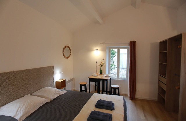Small mazet nestled at the foot of the château