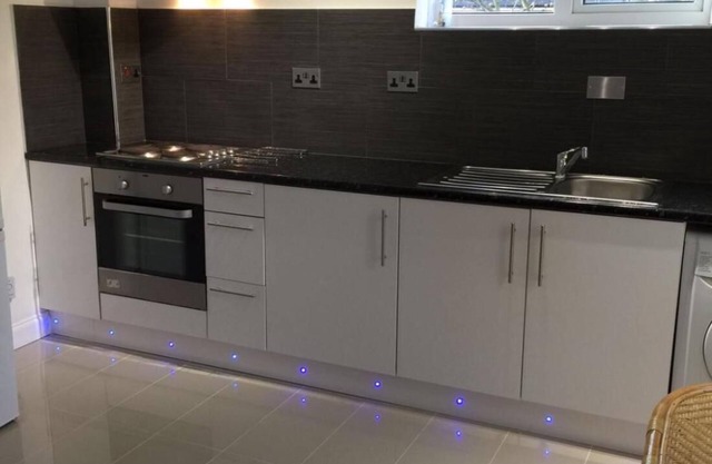 Small Modern Comfortable 2 Bedroom Apartment - cmyr