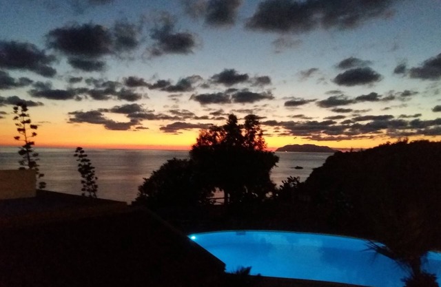 Small, romantic and welcoming Residence overhanging the sea