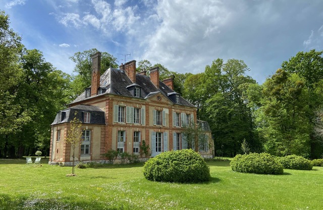 Small romantic castle 1h15 from Paris, large park with trees, near Giverny