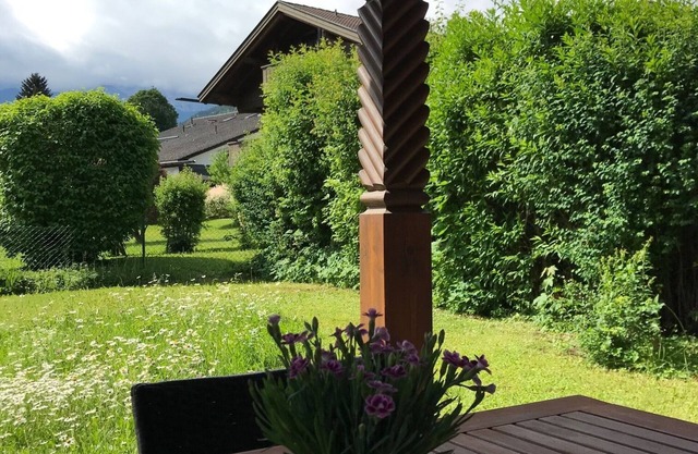 Small, very fine apartment with garden & stunning mountain views - quiet central location