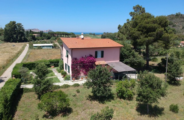 Small villa with large garden. Confidentiality and relaxation.