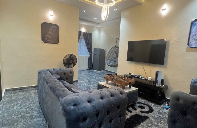Smart 2-bedroom bungalow in lovely Egbeda with WiFi, AC,parking space,games etc…