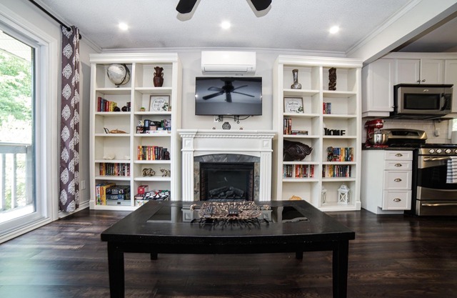 Smart stylish cottage house beside Lake Simcoe