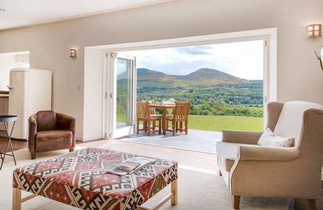 SMIDDY - a superb new barn conversion with outstanding views, Wifi, sleeps 4